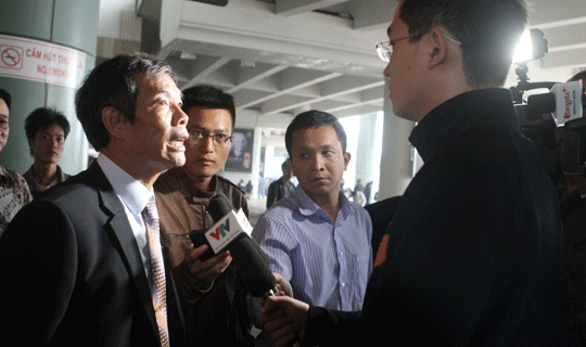 Ông Ngô Lê Bằng trả lời giới truyền thông.